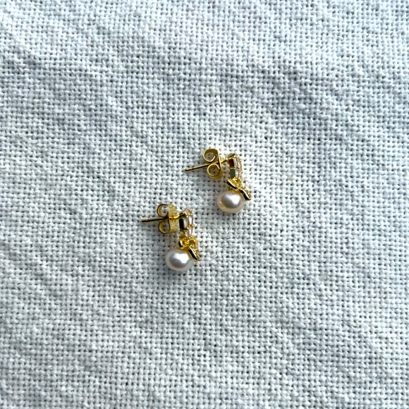 Small Pearl 18K Gold Filled Earring - Picture 2 of 3